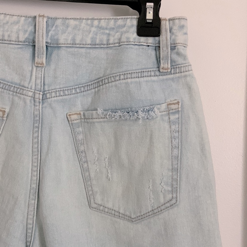 NWT Mom Fit Distressed Denim Jean Shorts Size 7/28 - Picture 3 of 10
